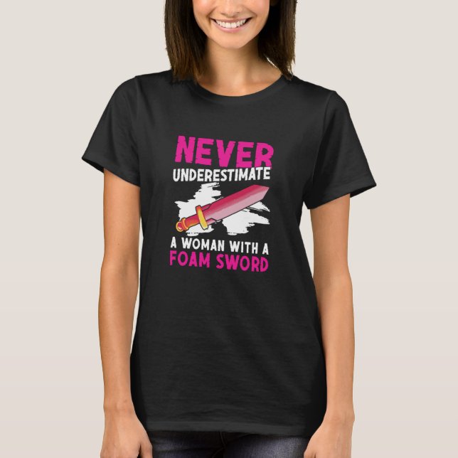 Camiseta LARP Nunca Subestime Uma Mulher Com Uma Espada de  (Frente)