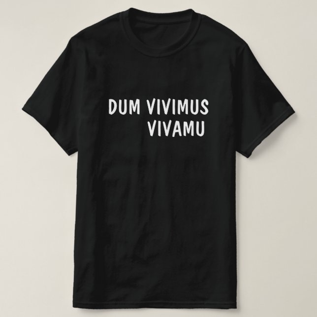 Camiseta Latim:Dum Vivimus, Vivamus (Frente do Design)