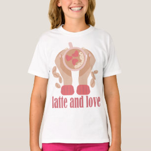 Camiseta Latite e xícara de amor, mãos e café