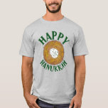 Camiseta Latkes Feliz Hanukkah Chanukah Feriados Judeus<br><div class="desc">Design apresenta um marcador original ilustrativo de uma deliciosa panqueca de batata latke revestida com creme azedo, um grampeador na cozinha de férias judaica. Ideal para comemorações de Hanukkah! Este design de latas de Chanukah também está disponível em outros produtos. Muitos designs adicionais estão também disponíveis neste compro! Não vê...</div>