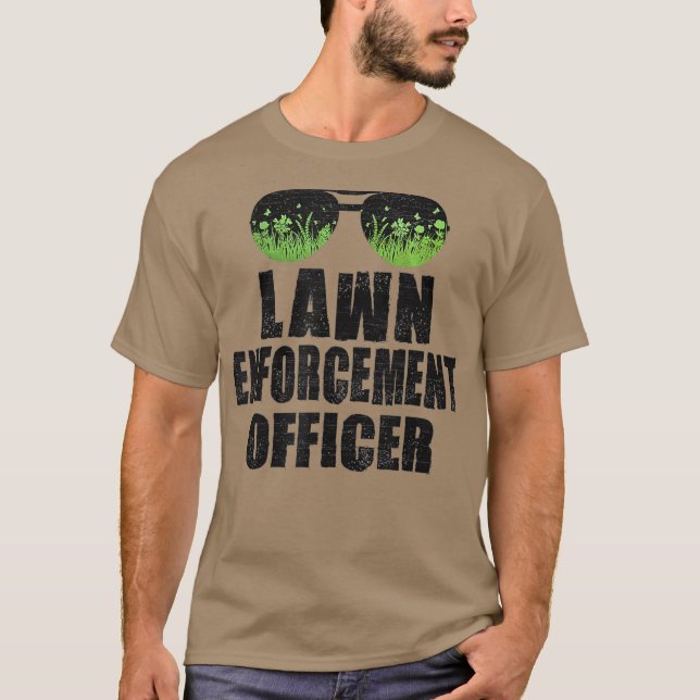 Camiseta LAWN ENFORCEMENT OFFICER Landscaper Gardener Dad (Frente)