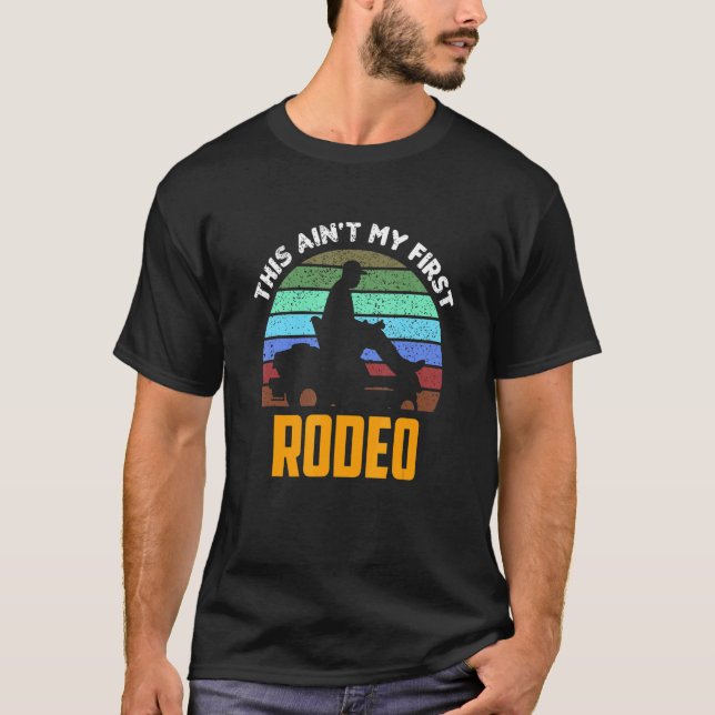 Camiseta Lawn Mears Cowboy Não é meu primeiro advogado Rode (Frente)