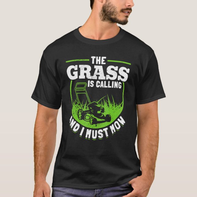 Camiseta Lawn Mover A Grama Está Chamando E Eu Tenho Que Mo (Frente)