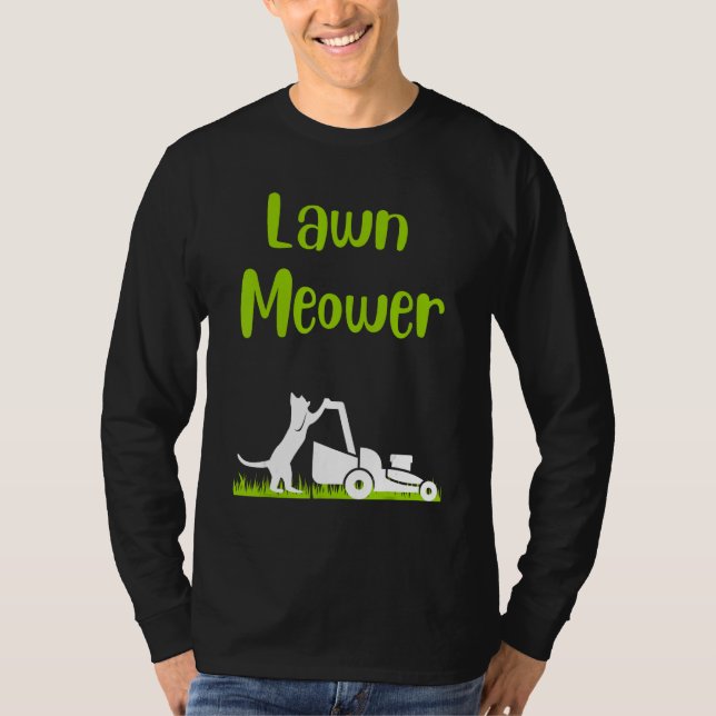 Camiseta Lawn mowing standing cat cutting grass meowing pun (Frente)