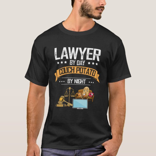 Camiseta Lawyer by Day Couch Potato at Night Lawyer Profess (Frente)