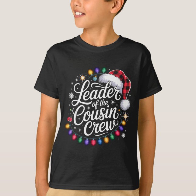 Camiseta Leader Of The Cousin Crew Xmas Lights Red Plaid Sa (Frente)