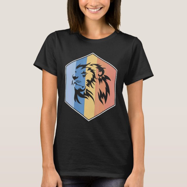 Camiseta Leão Com Cores Retroativas Num Hexágono (Frente)