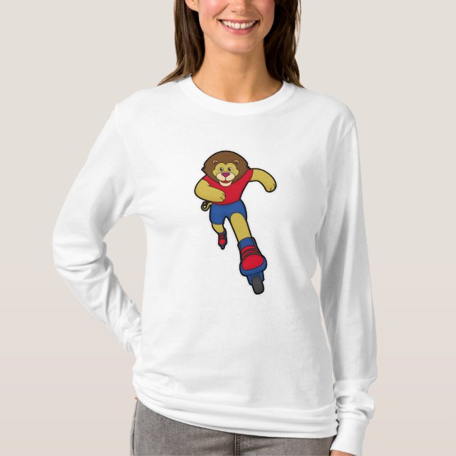 Camiseta Leão como skater com skates em linha (Frente)