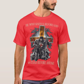 Camiseta Leão Cristão Aquele Que Se Ajoelha Diante de Deus