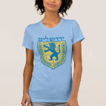 Camiseta Leão de Judah Emblem Jerusalém Hebraico<br><div class="desc">Camiseta de camiseta fina,  azul-Canvas,  de Bella,  com uma imagem de um leão azul e amarelo do emblema de Judah com "Jerusalém" em hebraico,  em letras azuis acima dele. Veja toda a coleção de Roupa Hanukkah na categoria ROUPA na seção HOLIDAYS.</div>