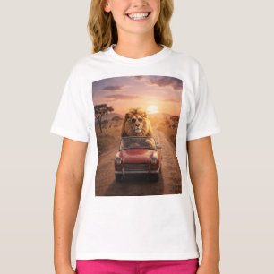 Camiseta Leão dirigindo carro vermelho na savana africana