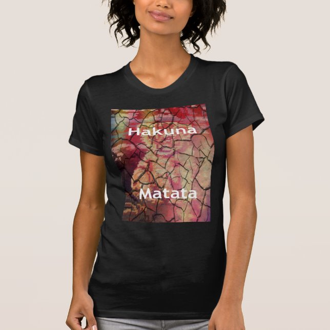 Camiseta Leão Elegante Terra: Hakuna Matata Texturizada Des (Frente)