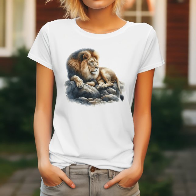 Camiseta Leão Regal Africano Descansado em Rocha - Cores d' (Criador carregado)