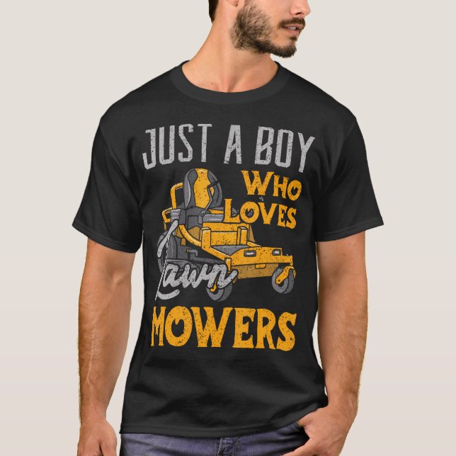 Camiseta Leão Remando Apenas Um Menino Que Ama Mowers Garde (Frente)