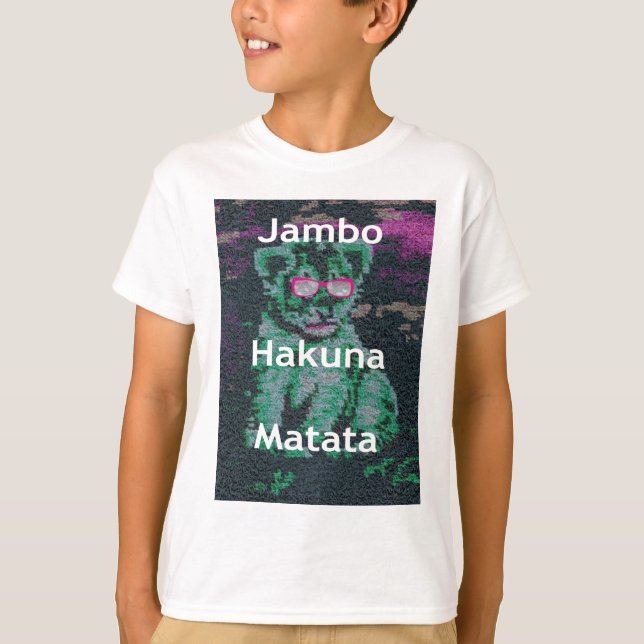 Camiseta Leão Verde com Óculos Rosa "Hakuna Matata" Arte (Frente)