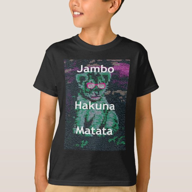Camiseta Leão Verde com Óculos Rosa "Hakuna Matata" Arte (Frente)