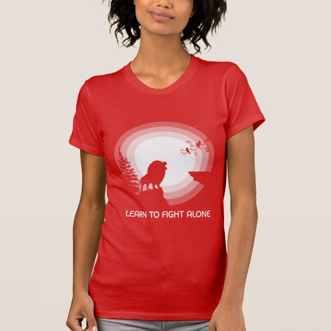 Camiseta Learn to Fight Alone – Lion Under Moonlight (Frente)