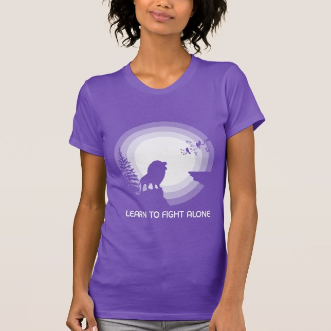 Camiseta Learn to Fight Alone – Lion Under Moonlight (Frente)