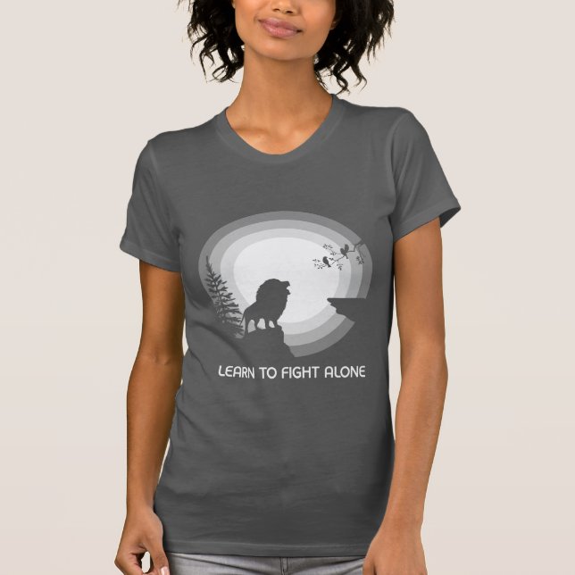 Camiseta Learn to Fight Alone – Lion Under Moonlight (Frente)