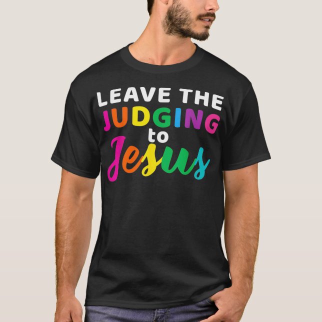 Camiseta Leave The Judging To Jesus Rainbow LGBT Gay and Ch (Frente)
