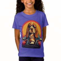 Legal ciclista de basset no pôr do sol