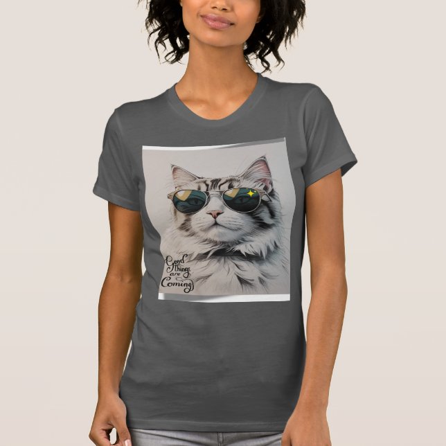 Camiseta Legal Gato em Sombras - Boas Coisas Estão Chegando (Frente)