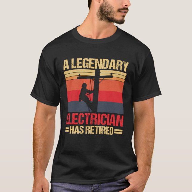 Camiseta Legendary Electrician Has Retired Funny Retirement (Frente)