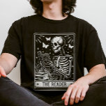 Camiseta Leitor Leitura do Booklover Halloween<br><div class="desc">Libere o seu intruso com este esqueleto do estilo Tarot lendo tee incrivelmente charmoso! Perfeito para festas de Halloween,  clubes de livros,  ou como um presente peculiar para o leitor na sua vida!</div>