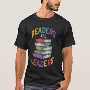 Camiseta Leitores são líderes com pilha de livros colorida