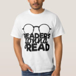Camiseta Leitores Vão Ler Engraçado Dizendo Bookworm<br><div class="desc">Uma camisa legal de tipografia masculina com óculos e uma citação que diz: "Os leitores vão ler".</div>