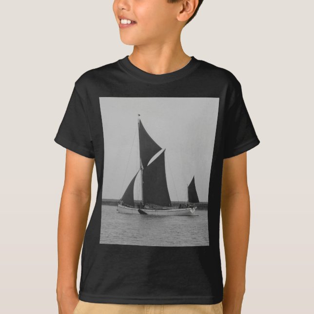 Camiseta Lembrete de Barcaça de Vela (Frente)