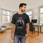 Camiseta Lenda do mito do homem branco preto de aniversário<br><div class="desc">Celebre seu dia especial em estilo com esta t-shirt de aniversário personalizada! Apresentando um fundo preto clássico e texto ousado que diz: "O Homem, O Mito, A Lenda." Personalize o design, adicionando seu nome, idade e uma foto favorita para torná-lo realmente único. Esta camiseta é o presente perfeito para uma...</div>