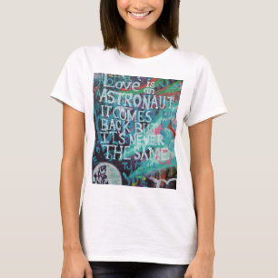 Camiseta Lennon Wall, o amor é como um grafite astronauta