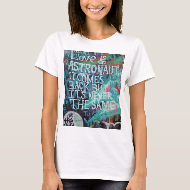 Camiseta Lennon Wall, o amor é como um grafite astronauta (Frente)