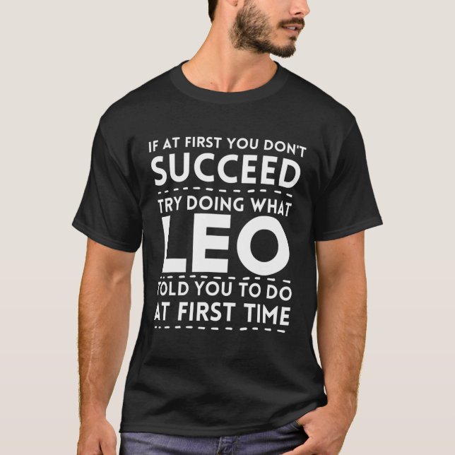 Camiseta LEO Engraçado Nome Personalizado Fazendo O Que Leo (Frente)