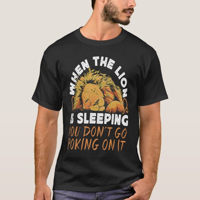 Camiseta Leo Zodiac When Lion Is Sleeping You Don't Go Poki (Frente)