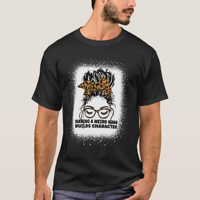 Camiseta Leopard Messy Hair Bun Com Uma Estranha Nana Const (Frente)