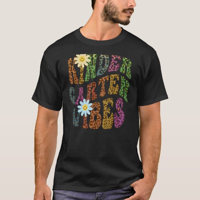 Camiseta Leopard Print KINDERGARTEN VIBES Professor Peace L (Frente)