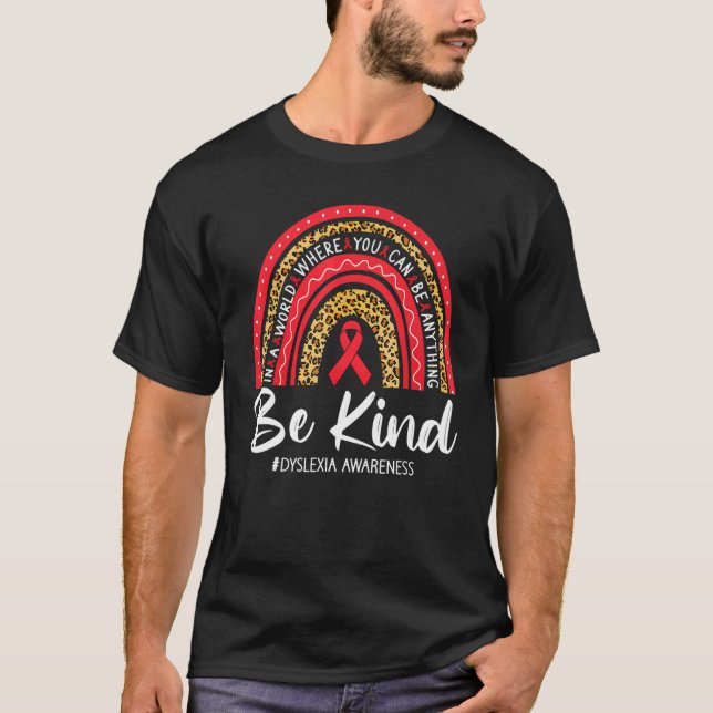 Camiseta Leopard Rainbow Be Kind Red Ribbon Dyslexia Awaren (Frente)
