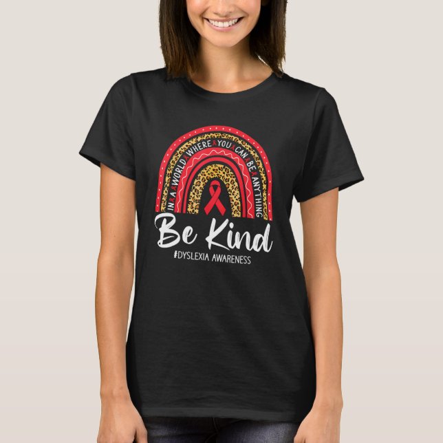 Camiseta Leopard Rainbow Be Kind Red Ribbon Dyslexia Awaren (Frente)