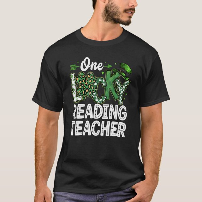 Camiseta Leopard Shamrock One Lucky Reading Teacher St. Pat (Frente)