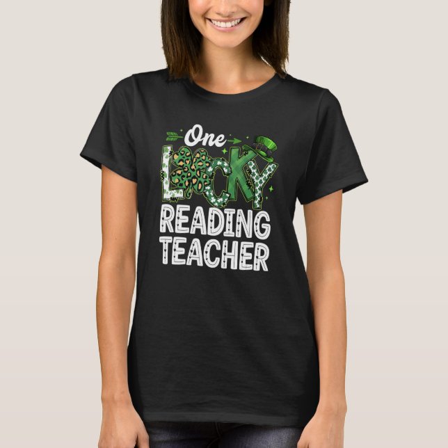 Camiseta Leopard Shamrock One Lucky Reading Teacher St. Pat (Frente)
