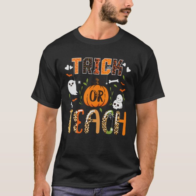 Camiseta Leopard Trick Or Teach Cute Halloween Teacher Boo (Frente)