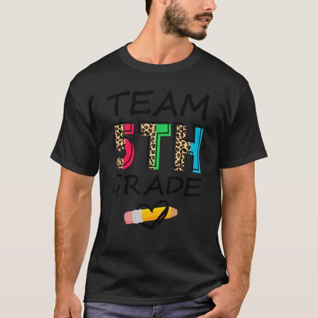 Camiseta Leopardo Da Classe 5 Da Equipe Primeiro Dia Da Qui (Frente)