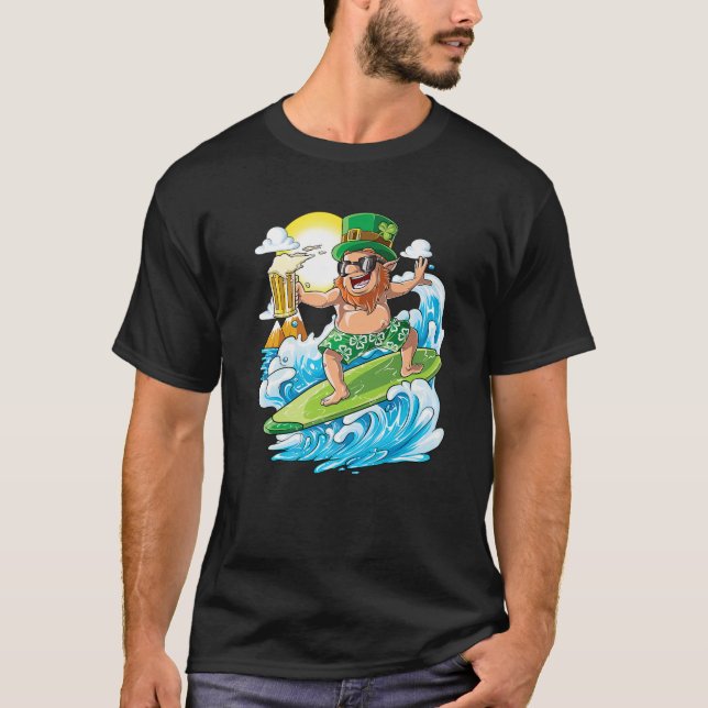 Camiseta Leprechaun Dia de São Patrício Havaiana Surfing (Frente)