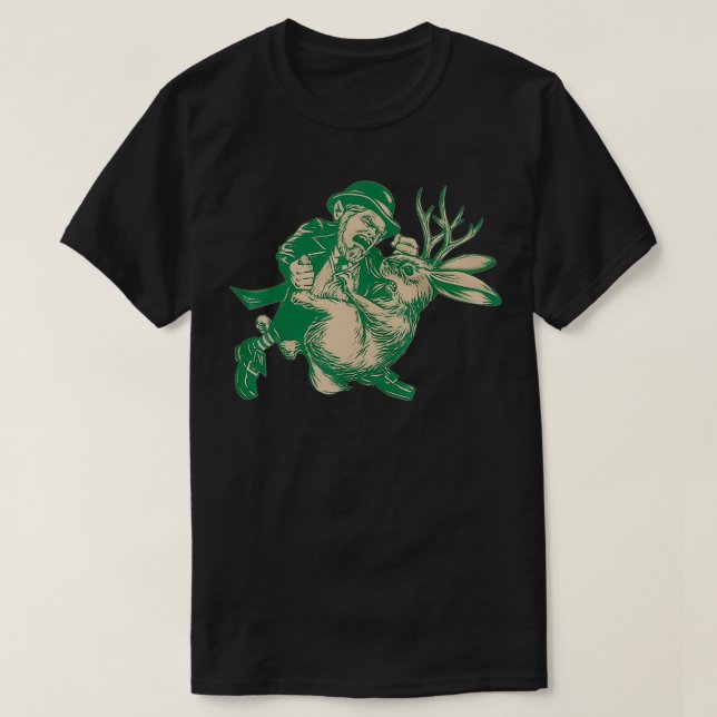Camiseta LEPRECHAUN LIDANDO JACKALOPE Engraçado mitológico  (Frente do Design)