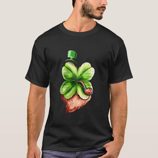 Camiseta Leprechaun Shamrock With Pipe Hat And Beard St Pat (Frente)