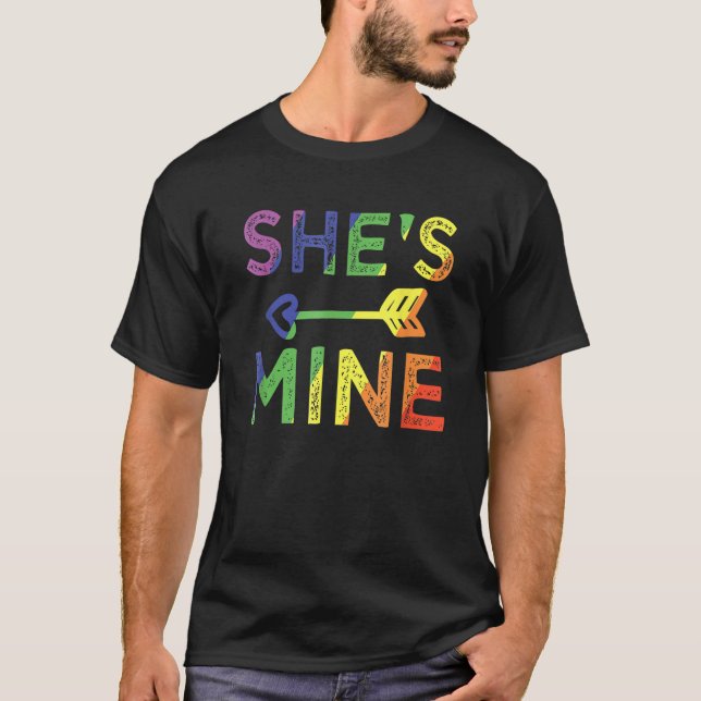 Camiseta Lesbian Couple She s Mine I m Hers Matching LGBT P (Frente)