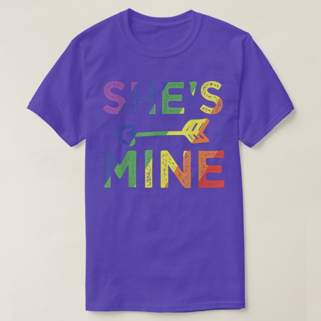 Camiseta Lesbian Couple She's Mine I'm Hers Matching LGBT P (Frente do Design)
