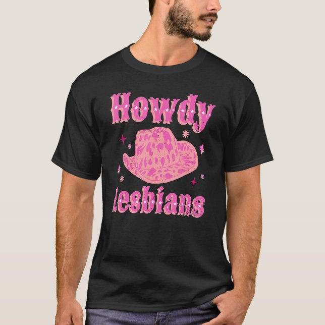 Camiseta Lesbian Cowgirl Hat Pink Howdy Lesbian Western LGB (Frente)